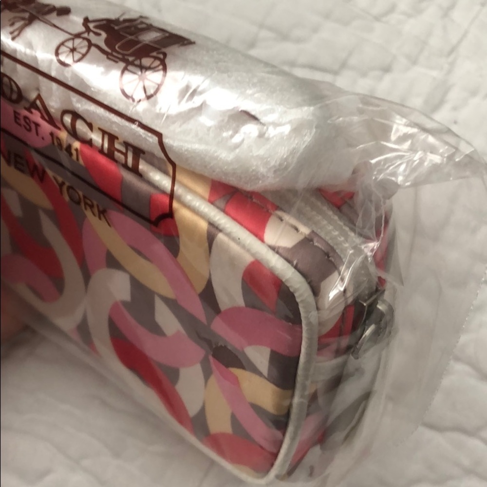 NWT Coach Multi Use Pouch - Picture 2 of 4